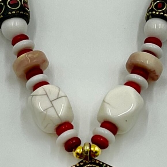 Unique Handcrafted Women's Necklace with Elegant Beadwork - Picture 3 of 9